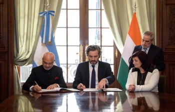 El Embajador Dinesh Bhatia & Santiago Cafiero, Ministro de Relaciones Exteriores, Comercio Internacional y Culto firmaron un Convenio de Seguridad Social en presencia de Kelly Olmos,  Ministra de Trabajo, Empleo y Seguridad Social